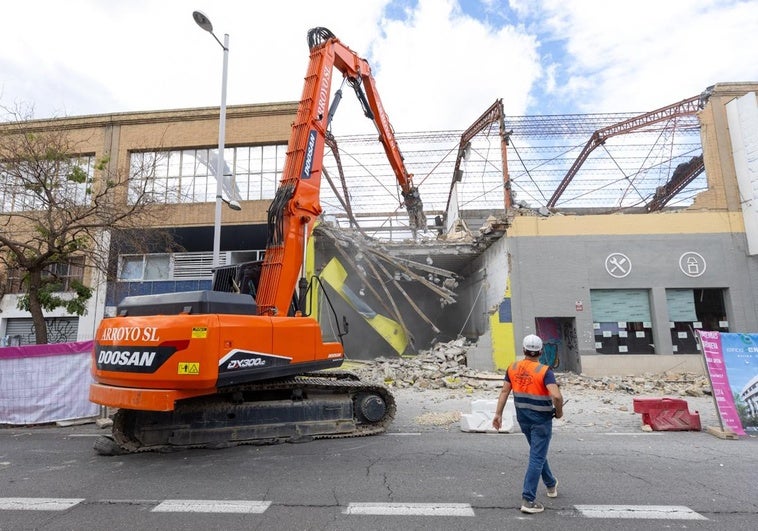 Empieza el derribo del edificio comercial frente a Trauma, donde se construirán 56 viviendas